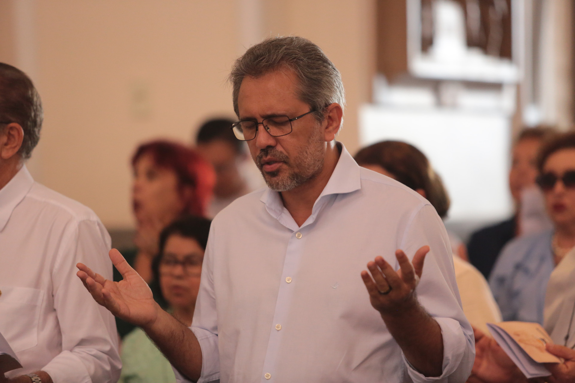 FORTALEZA-CE, BRASIL, 06-07-2024: Governador Elmano de Freitas, participa da missa em que Dom Gregório Paixão, arcebispo de Fortaleza recebe Pálio arquiepiscopal. catedral da Sé. (Foto: Fabio Lima/ OPOVO)