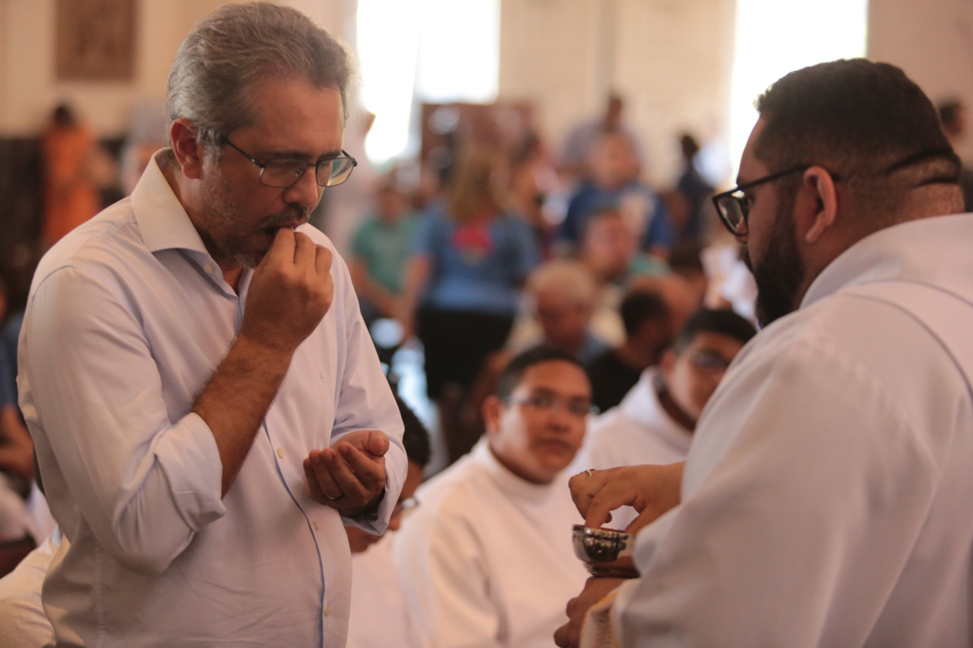 FORTALEZA-CE, BRASIL, 06-07-2024: Governador Elmano de Freitas, participa da missa em que Dom Gregório Paixão, arcebispo de Fortaleza recebe Pálio arquiepiscopal. catedral da Sé. (Foto: Fabio Lima/ OPOVO)