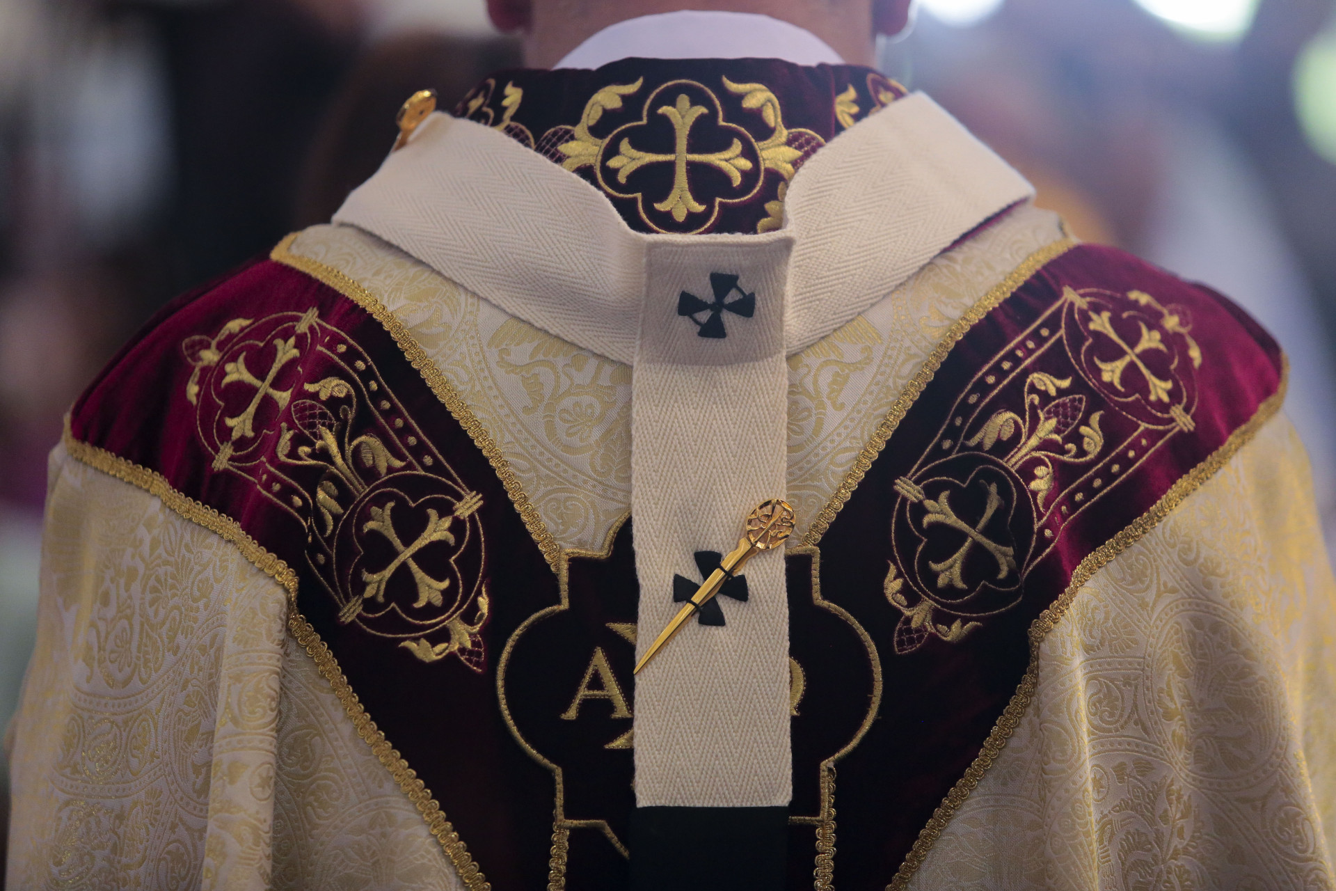 FORTALEZA-CE, BRASIL, 06-07-2024: Dom Gregório Paixão, arcebispo de Fortaleza recebe Pálio arquiepiscopal. catedral da Sé. (Foto: Fabio Lima/ OPOVO)