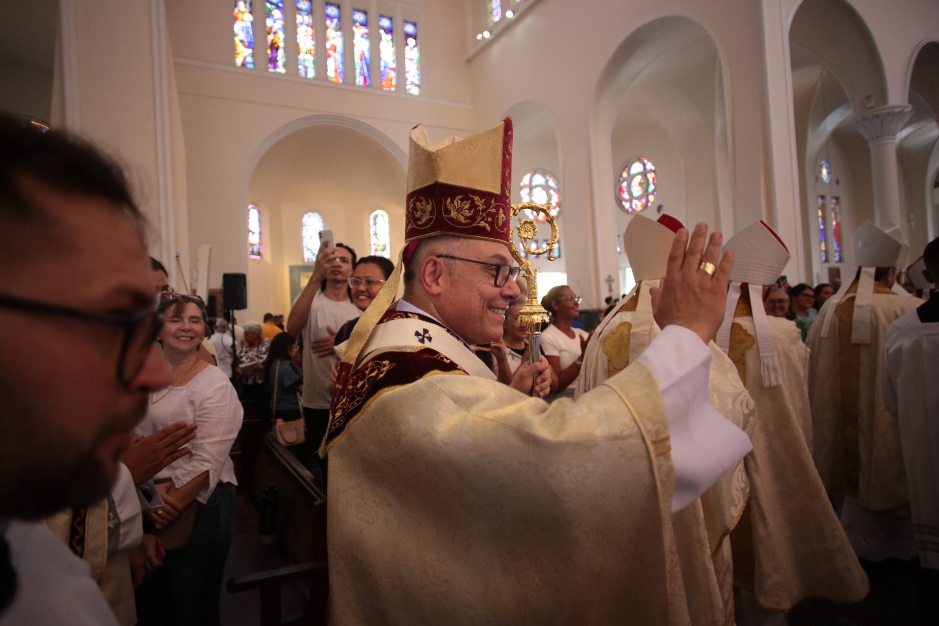 FORTALEZA-CE, BRASIL, 06-07-2024: Dom Gregório Paixão, arcebispo de Fortaleza recebe Pálio arquiepiscopal. catedral da Sé. (Foto: Fabio Lima/ OPOVO)