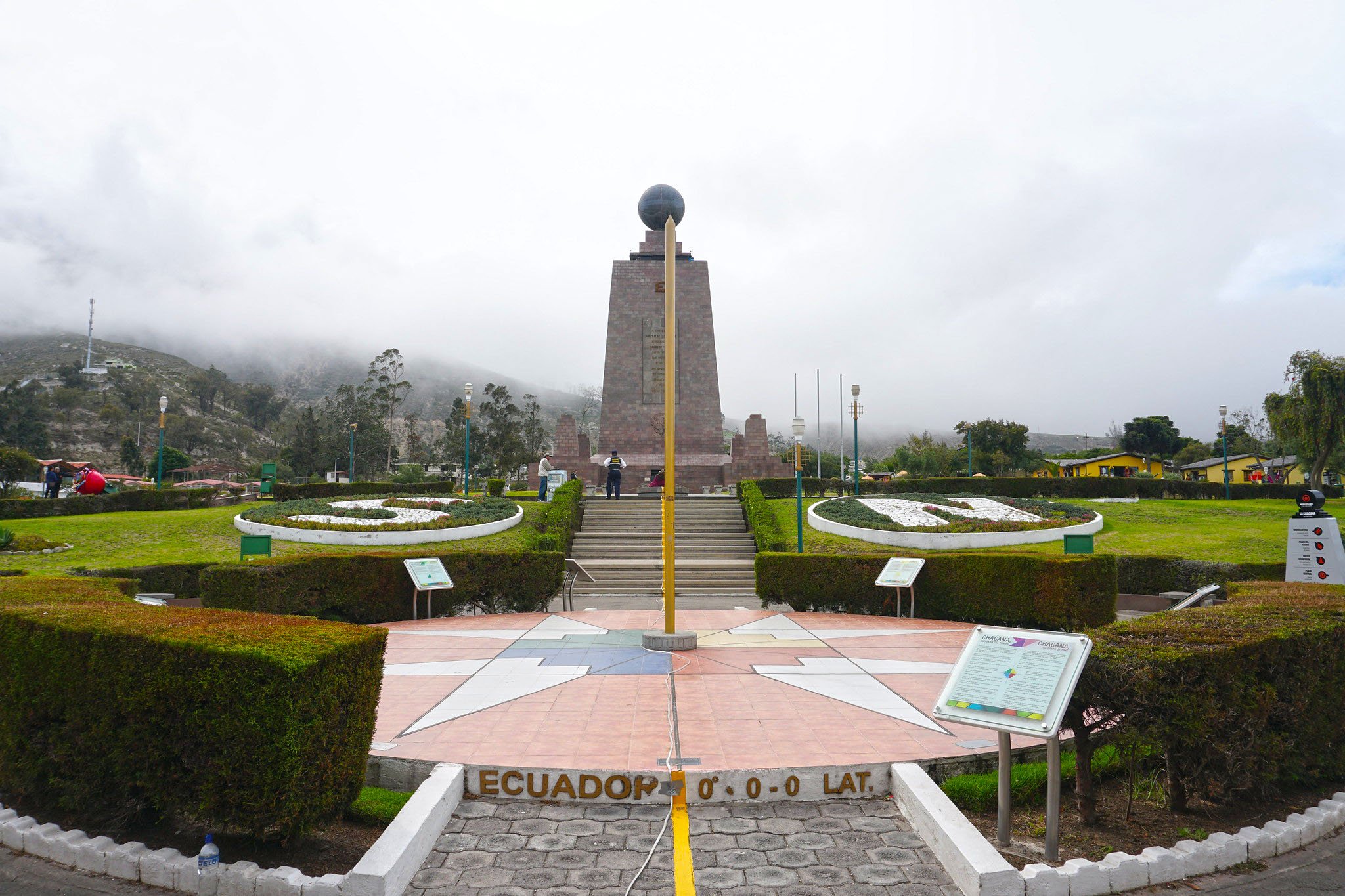 E também corta a província de Pichincha, na região metropolitana de Quito. O Monumento Metade do Mundo fica a 26 km do Centro HIstórico da capital. 