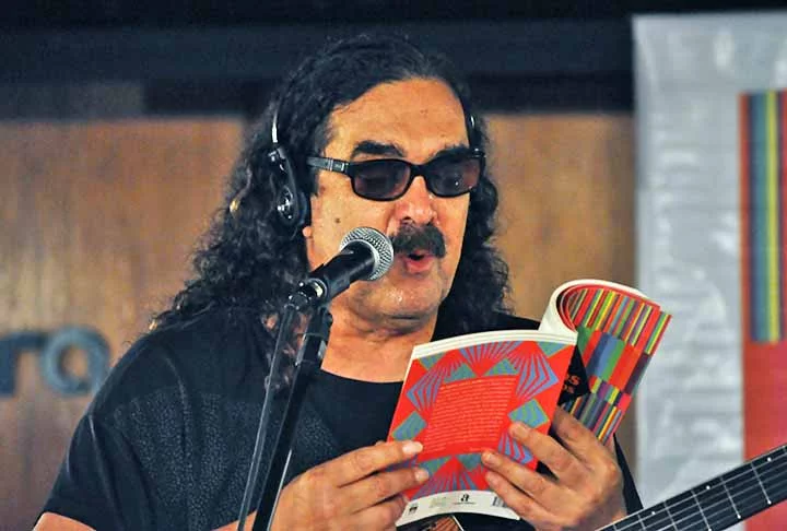 O artista baiano também tinha uma verve poética e escrevia cordeis. Foi nesse formato de linguagem popular que narrou a caminhada dos Novos Baianos no livro “A História dos Novos Baianos e Outros Versos”, lançado em 2007.
