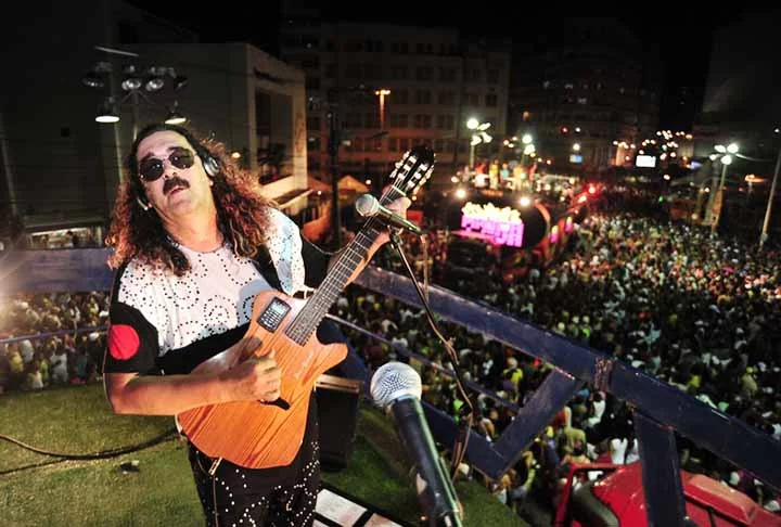 Moraes Moreira foi o primeiro cantor de trio elétrico, tornando-se pioneiro em um formato que hoje é a marca essencial do Carnaval da Bahia. 
