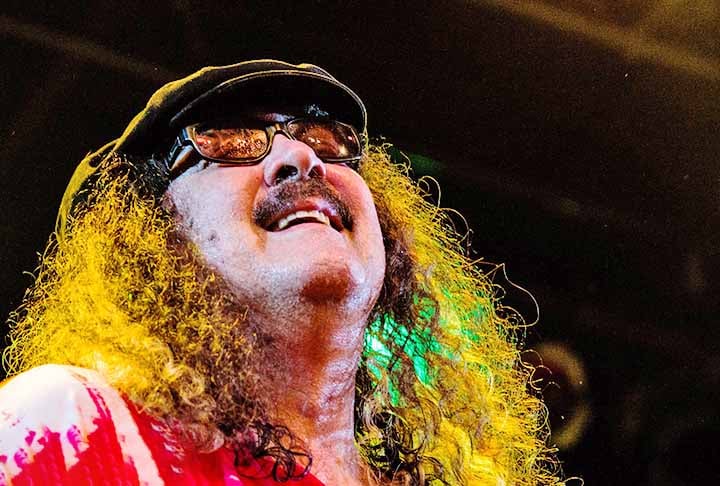 Na cidade, teve contato ainda com o tropicalista Tom Zé e entrou para o Seminário de Música da Universidade Federal da Bahia, decidido a enveredar pela carreira musical.

