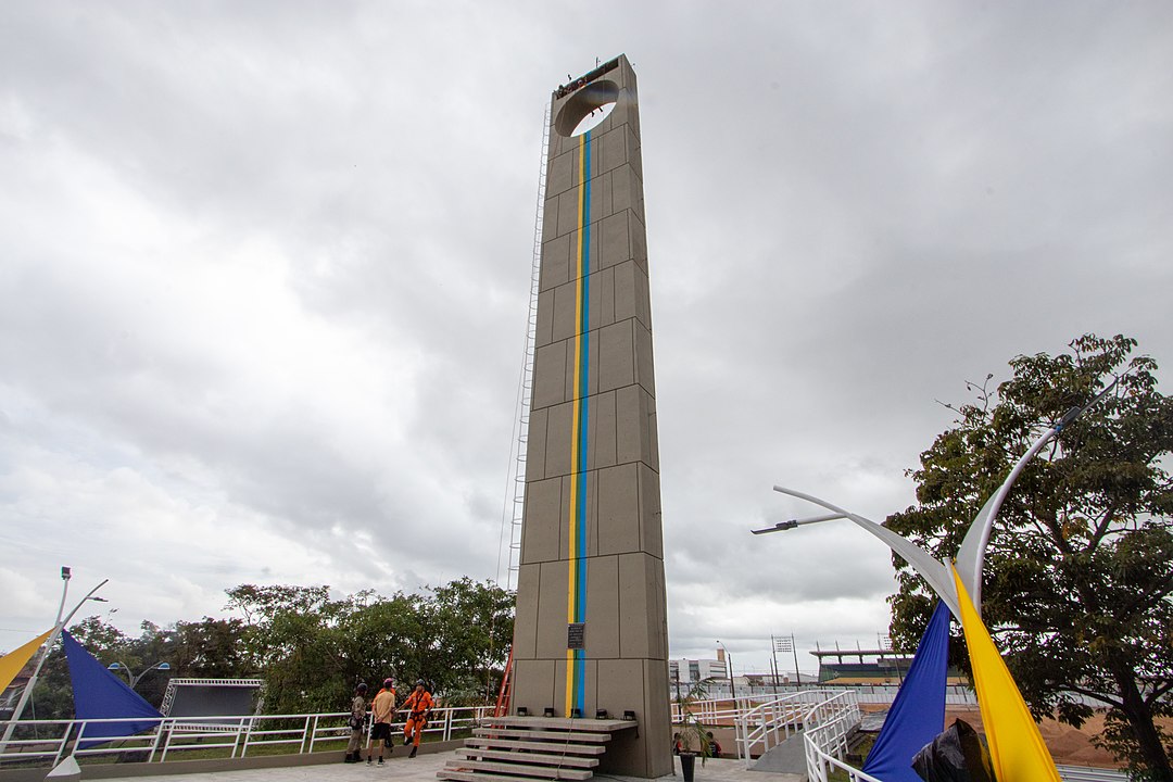 Mas a linha também passa por uma capital: Macapá, no Amapá. Ali fica, inclusive, um monumento (o Marco Zero) que celebra a passagem da Linha do Equador. 