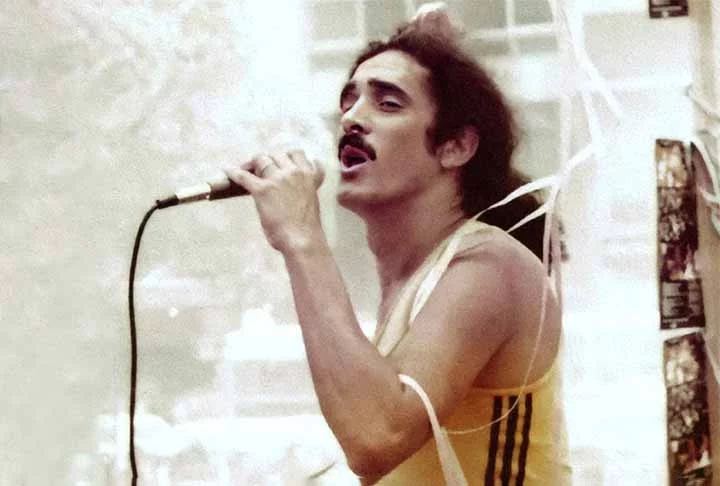 Em 1976, o músico subiu no lendário trio de Dodô e Osmar para cantar “Pombo Correio”, frevo de sua autoria que fazia bastante sucesso na época. Antes, o trio elétrico era apenas instrumental, sem expressão vocal. 
