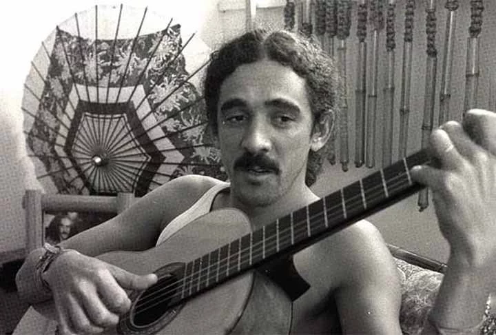 Natural de Ituaçu, no interior da Bahia, Antonio Carlos Moreira Pires aprendeu a tocar violão na adolescência, mas seu primeiro instrumento foi a sanfona. Luiz Gonzaga, o Rei do Baião, foi uma de suas principais referências artísticas. 
