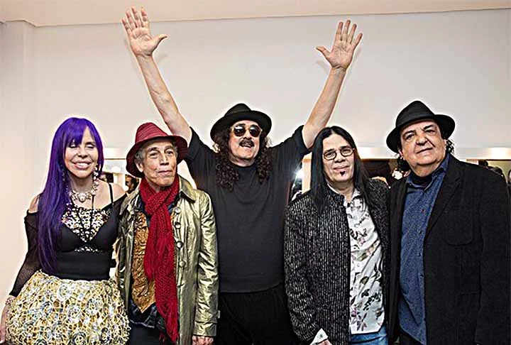 Em 1997, Moraes Moreira se reencontrou com os companheiros de Novos Baianos para o show “Infinito Circular”, que foi lançado como disco de registro ao vivo. 

