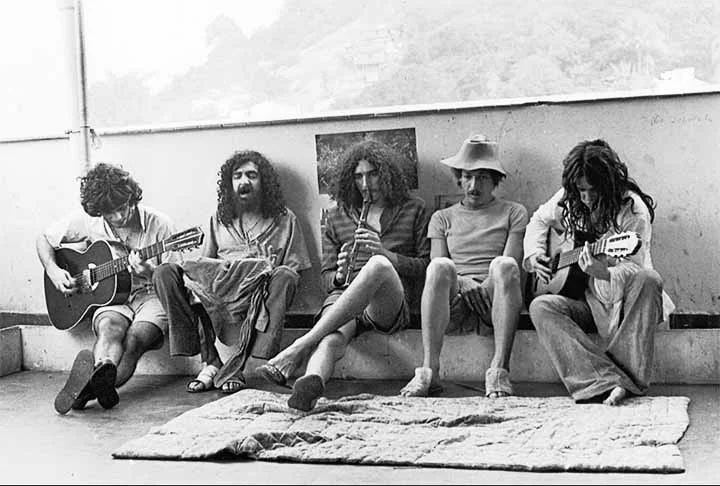 Nessa altura, o grupo já contava com a cantora Baby Consuelo (futura Baby do Brasil) e o guitarrista Pepeu Gomes. Foi com essa formação que os Novos Baianos participaram do 5º Festival da MPB da TV Record com a música “De Vera”, uma das primeiras parcerias de Moraes e Luiz Galvão.
