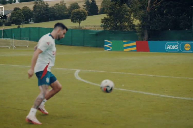 Espanha põe o pé na forma de olho na França; assista