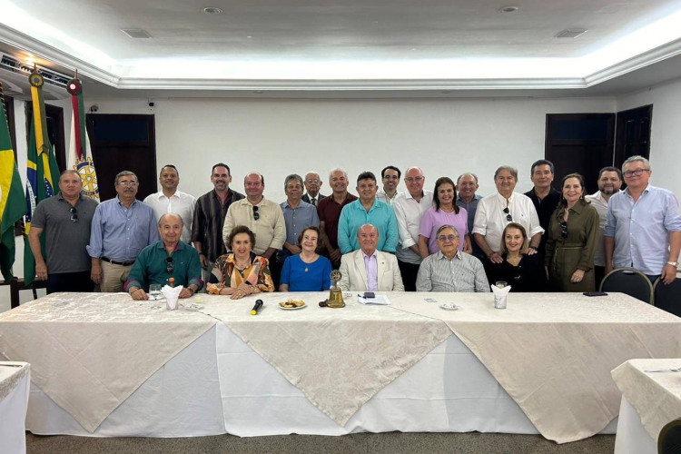 Grupo de rotarianos quando da posse da nova diretoria 