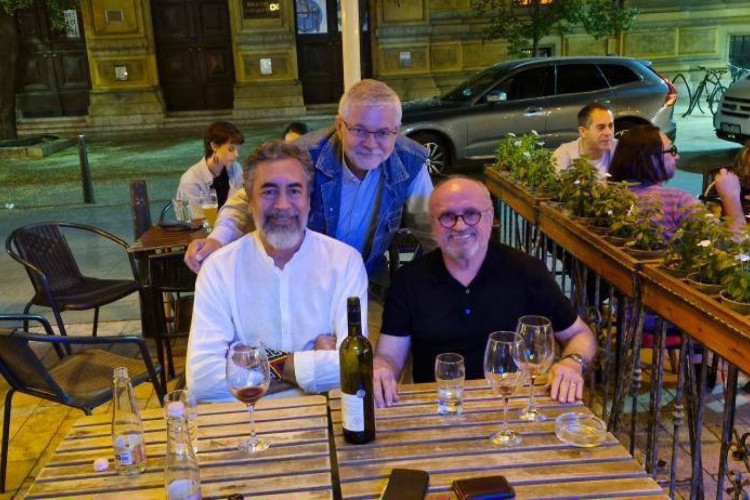 Vando Figueiredo e Fernando Fran&ccedil;a com Csaba Sz&iacute;jj&aacute;rt&oacute;