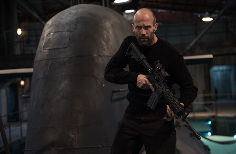 11. Assassino a Preço Fixo 2: A Ressurreição: Eis mais uma franquia do astro e uma dessas raras sequências que superam o original. Sem medo do ridículo, Statham alucina na ação e divide a cena com Jessica Alba e um hiperbólico Tommy Lee Jones.