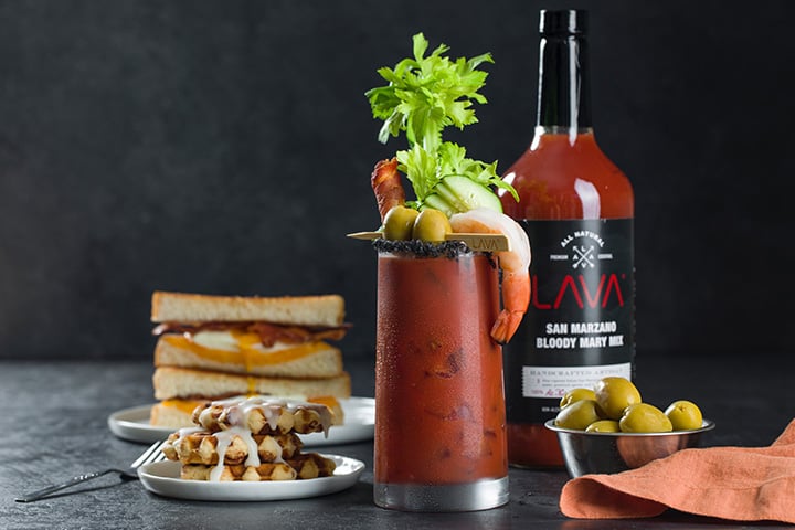 Bloody Mary: É o coquetel mais elaborado da lista. Leva suco de limão, suco de tomate, pitadas de pimenta, molho inglês, Tabasco, sal e vodka. É bastante presente no brunch (refeição que substitui o café da manhã e o almoço) nos Estados Unidos.