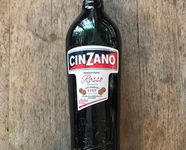 A criação da bebida representa a união das culturas de Brasil e Itália. Afinal, com a imigração italiana para o Brasil, a fábrica Cinzano se instalou em São Paulo, produzindo uma bebida chamada vermute que é composta por vinho, açúcar, álcool e uma mistura de ervas e especiarias 