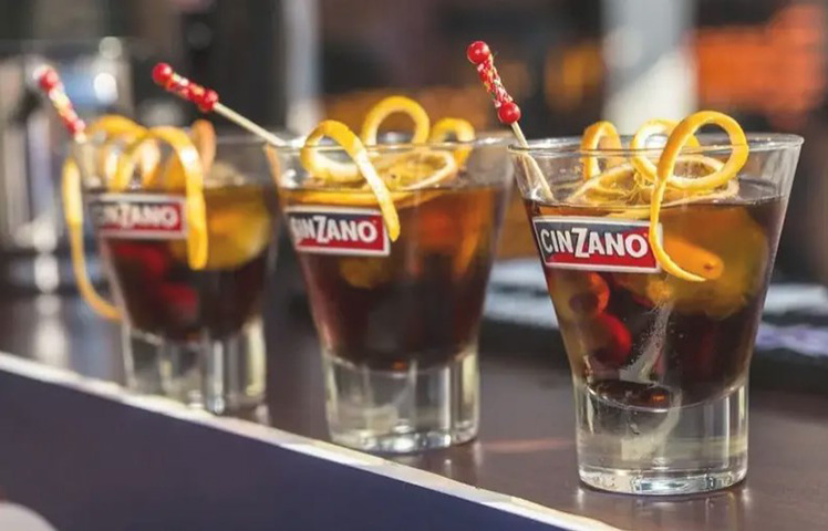 O drinque era uma tradição no país europeu, mas a Cinzano percebeu que os imigrantes no Brasil preferiam tomar cachaça.  Por isso, a empresa planejou uma estratégia para conquistar os clientes. 