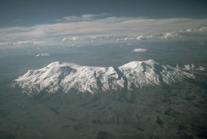 O cume principal, Coropuna Norte, reina com seus 6.405 metros, enquanto outros cumes como Coropuna Casulla e Nevado Pallacocha também impressionam pela altitude.
