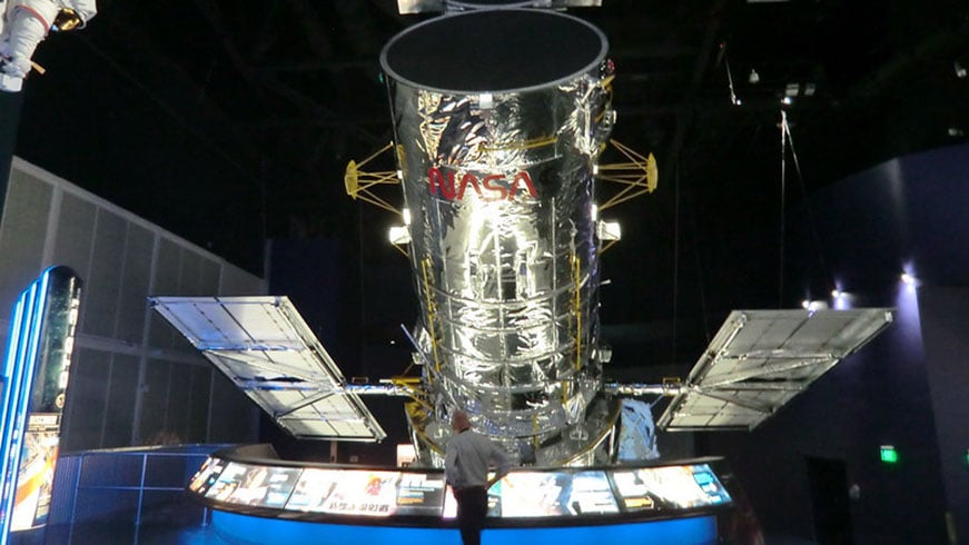 Suas imagens também ajudaram a entender mais sobre a formação e a morte das estrelas. O telescópio é capaz de mostrar uma bola de futebol a 50 km de distância. 