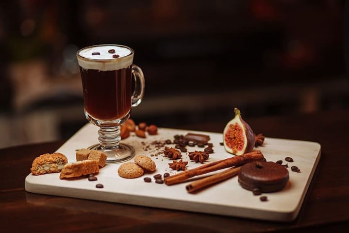 Irish Coffee: Criado na Irlanda em 1943, contém café forte, whisky irlandês, açúcar mascavo e nata levemente batida. Outras versões são preparadas com café expresso, passado no filtro ou feito na prensa francesa 