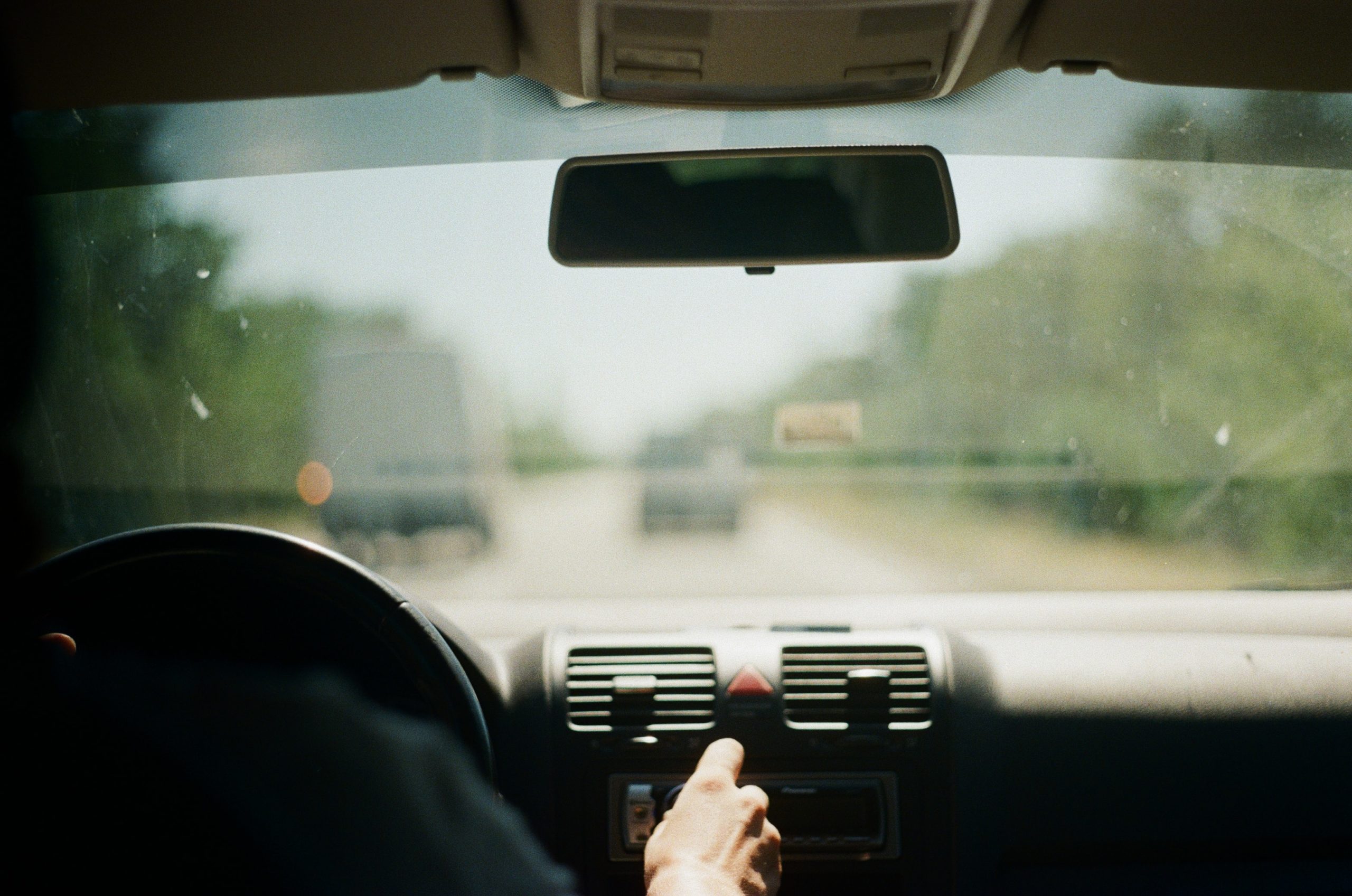 Além disso, a água da chuva escoa rapidamente quando há película, aumentando a visibilidade, sem deixar marcas ou gotículas que permanecem no mesmo lugar por muito tempo.