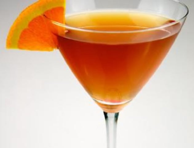 Manhattan: Recebeu esse nome para homenagear o bairro de Nova York. O destilado é preparado com whisky, vermute tinto suave e angostura 