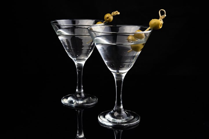 Martini: Carrega a reputação de uma bebida mais madura. O drinque é servido em uma taça alta e geralmente com uma azeitona como enfeite. 