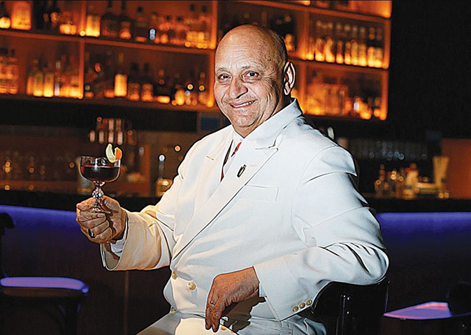 O bartender brasileiro Derivan Ferreira liderou o movimento para que o ‘Rabo de Galo’ ganhasse reconhecimento mundial. O drinque foi aprovado pela Associação Internacional de Bartenders em 2019, mas não entrou no cardápio de bebidas mais famosas do planeta, na ocasião. Agora conseguiu!