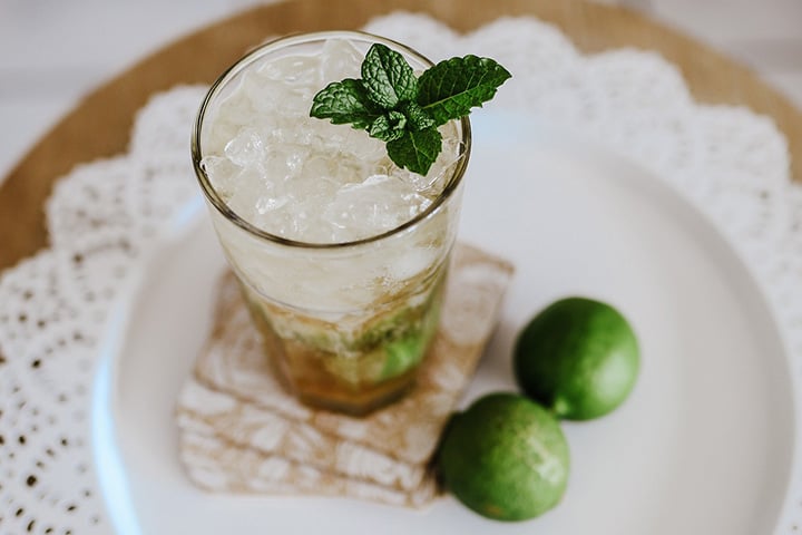 Mojito: Original de Cuba, também é um drinque de verão como a Piña Colada. Sua refrescância se deve à mistura de rum branco, hortelã, club soda ou água com gás, suco de limão e açúcar .