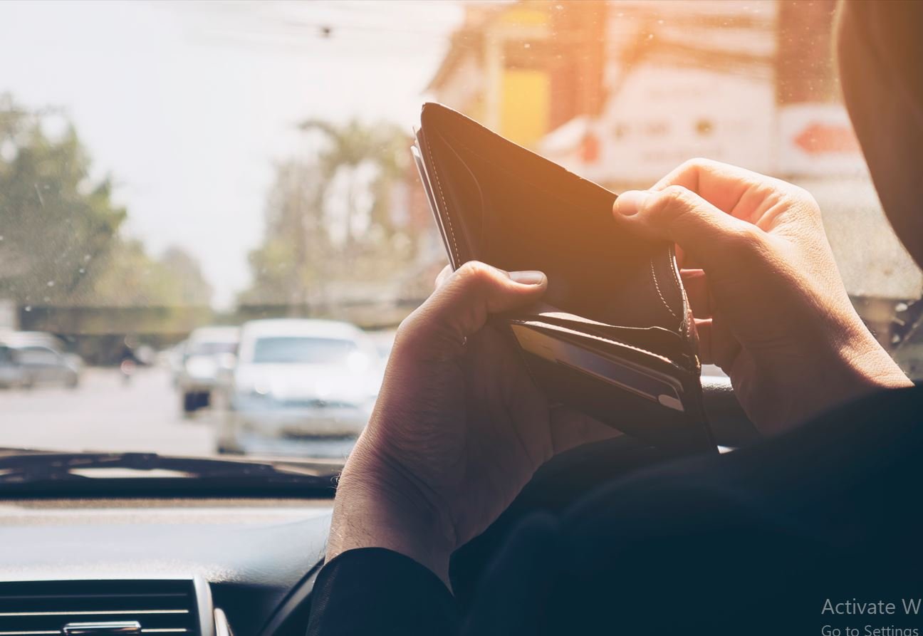 Por isso, o motorista cujo carro é flagrado com película exageradamente escura pode levar uma multa de R$ 195,23 , além de cinco pontos na carteira de habilitação. 