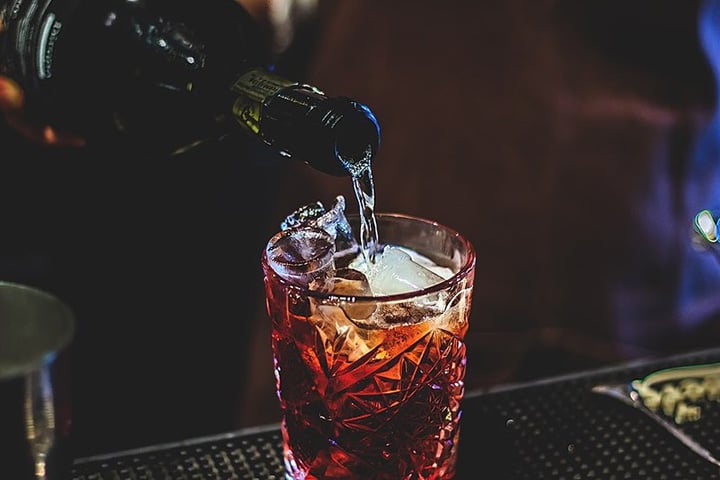 Negroni: Já faz parte da cartela de bebidas de diversos estabelecimentos no Brasil. O coquetel, que surgiu na Itália, é composto por Campari (bebida destilada), gin, vermute doce, uma rodela de laranja e gelo. Tem sabor mais amargo. 
