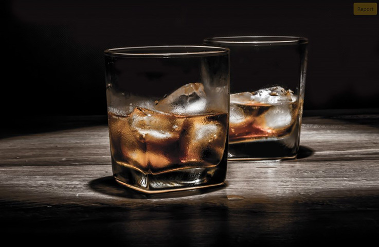 Old Fashioned (Antiquado na tradução): Um dos drinques famosos mais antigos.  Sua receita leva whisky, angostura (bebida alcoólica de extratos de ervas), açúcar, laranja e cereja. Em algumas versões recebe um pouco de água. 