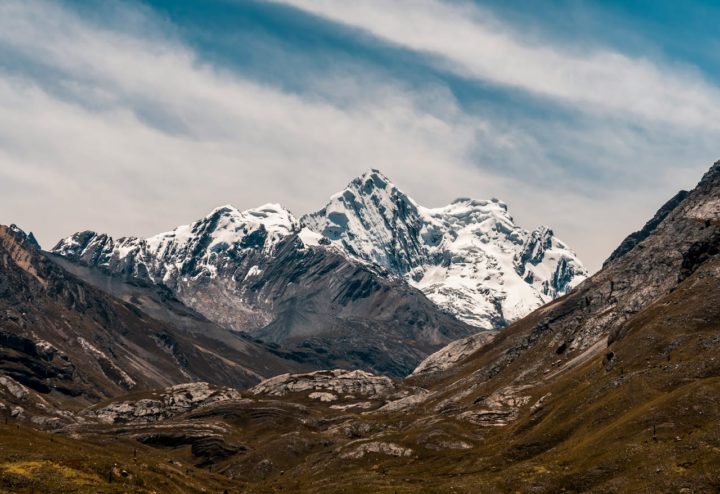 O Coropuna é um complexo vulcânico que se destaca por suas várias cúpulas cobertas de neve e gelo durante todo o ano. É o pico mais alto da Cordilheira Ocidental dos Andes. 