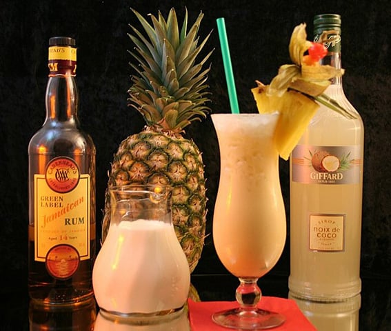 Piña Colada: Drinque tropical com abacaxi e coco, frutas típicas do verão. Possui releituras pelo mundo. No Brasil, por exemplo, é preparado com leite de coco e leite condensado, além do suco de abacaxi e rum.