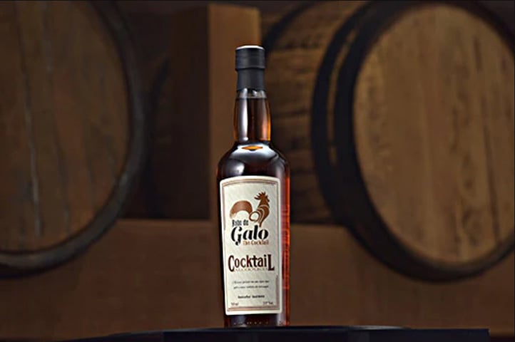 A empresa decidiu juntar as duas bebidas. Assim, nasceu um drink  de tom avermelhado que agradou a brasileiros e europeus. 