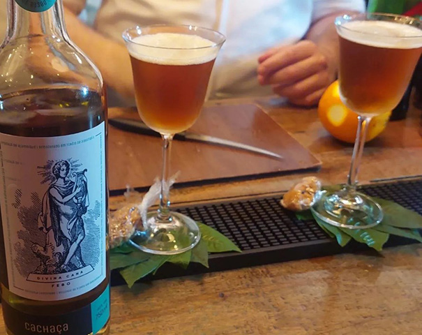 A receita tradicional de Rabo de Galo leva dois terços de cachaça e um terço de vermute. Muitos usam um copo shot decorado com casca de limão. Mas qualquer copo ou taça está valendo.  