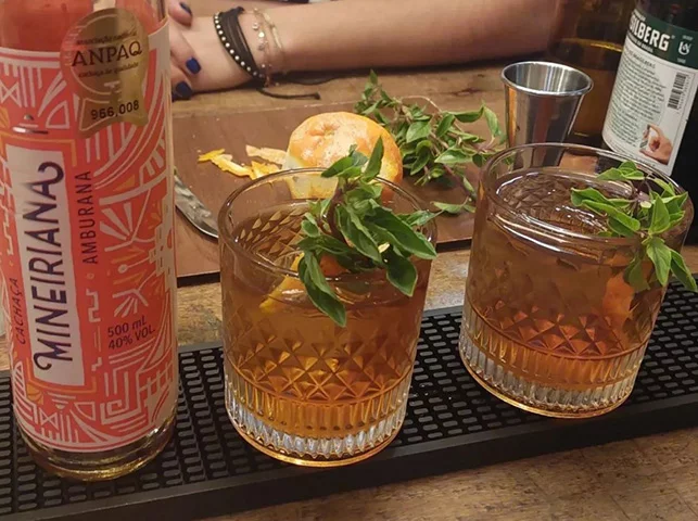 O passo seguinte era escolher um nome marcante para que o destilado se popularizasse. A princípio, foi designado como Cocktail, termo utilizado pelos americanos para drinques que misturam bebidas 