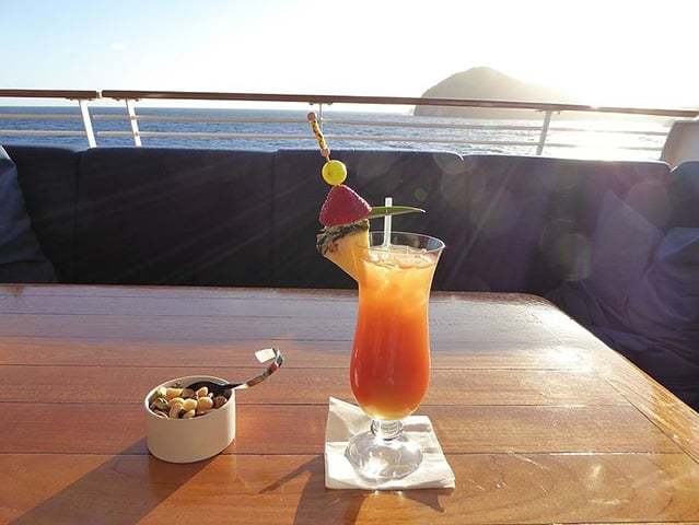 Sex on The Beach: Destaca-se pelas cores vivas, misturando vodka, licor de pêssego, suco de laranja, suco de cranberry e gelo. 