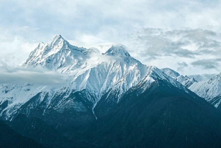 Conquistar o cume do Nevado Coropuna é um desafio árduo e perigoso, reservado apenas para montanhistas experientes e bem equipados. 