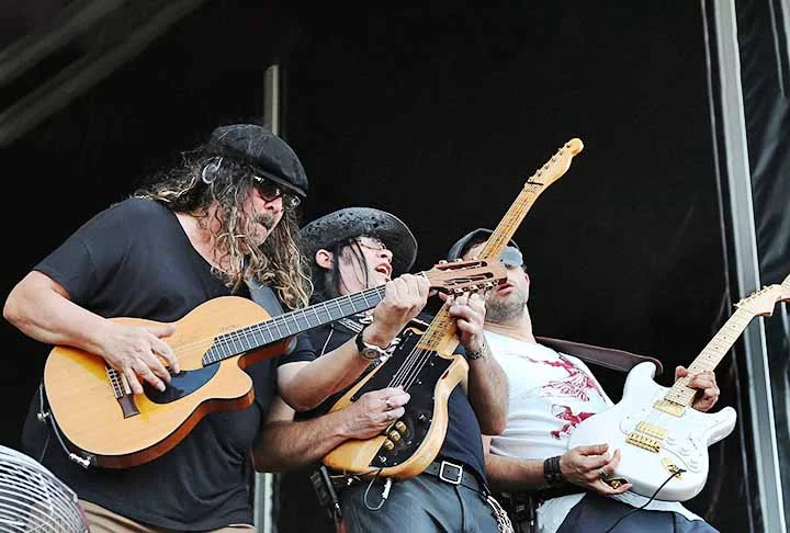 A discografia de Moraes Moreira tem mais de 60 álbuns, entre gravações com os Novos Baianos, carreira solo, com o Trio Elétrico Dodô e Osmar e em parceria com Pepeu Gomes. 

