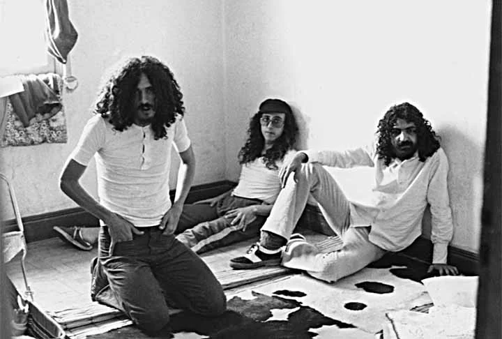 Em 1966, aos 19 anos, Moraes Moreira foi morar em Salvador para trabalhar e estudar. Na capital baiana, conheceu Paulinho Boca de Cantor e Luiz Galvão, que seriam seus companheiros nos Novos Baianos. 
