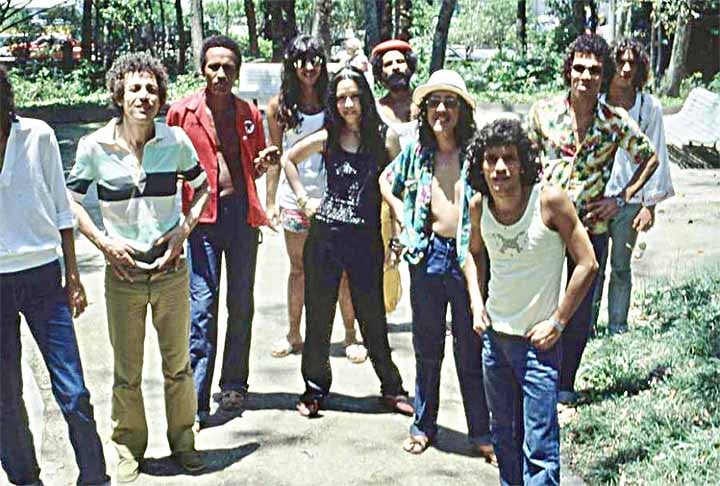Em 1970, os Novos Baianos lançaram “Ferro na Boneca”, disco de estreia do grupo. Mas a consagração só viria dois anos depois, com o lendário “Acabou Chorare”, obra que teve influência de João Gilberto. 
