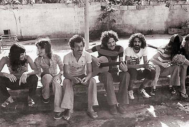 Em 1969, aconteceu o primeiro espetáculo dos Novos Baianos, “O Desembarque dos Bichos Depois do Dilúvio Universal”, no Teatro Vila Velha, em Salvador. 
