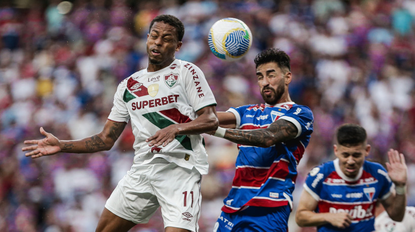 Keno e Lucero disputam lance no jogo Fortaleza x Fluminense, no Castelão, pelo Campeonato Brasileiro Série A 2024