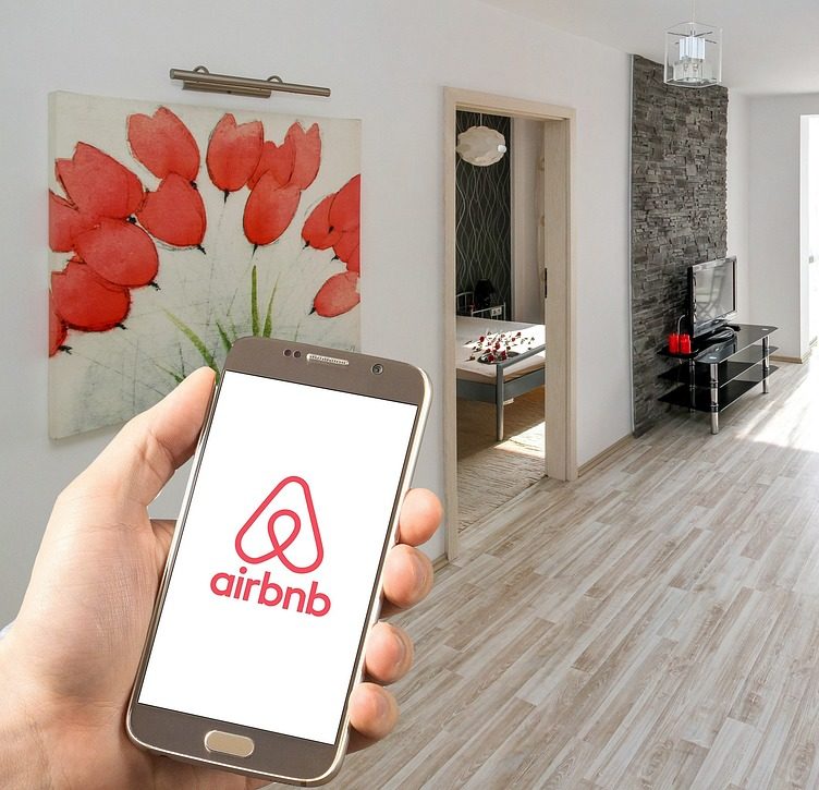 Este caso é um alerta para os usuários do Airbnb que devem sempre verificar cuidadosamente as fotos e avaliações do anúncio antes de reservar um quarto.
