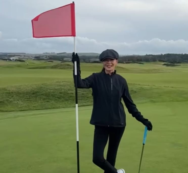 Entre as atividades de lazer, Zeta Jones gosta de golfe. Em outubro de 2023 ela vibrou ao começar nessa prática: Primeira rodada de treinos e acho que fiz meu dever aqui, postou. 