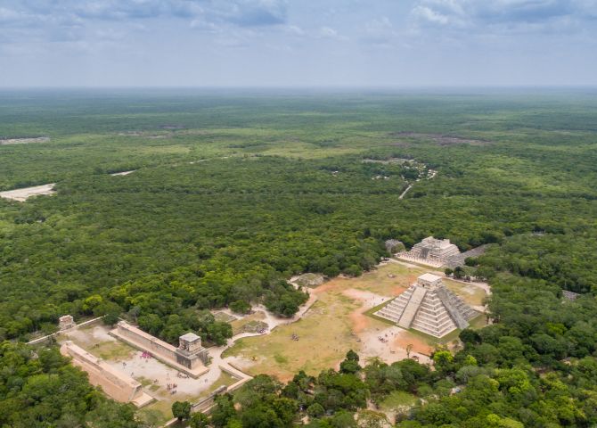 Chichén Itzá (México) - Sítio arqueológico no estado de Yucatán. Foi uma cidade pré-colombiana erguida pelos maias nos anos 600 a 900. Tem templos, colunas, ruínas de construções. Tem o famoso Templo de Kukulcán, pirâmide com números do calendário solar. Uma das Sete Maravilhas do Mundo Moderno. 