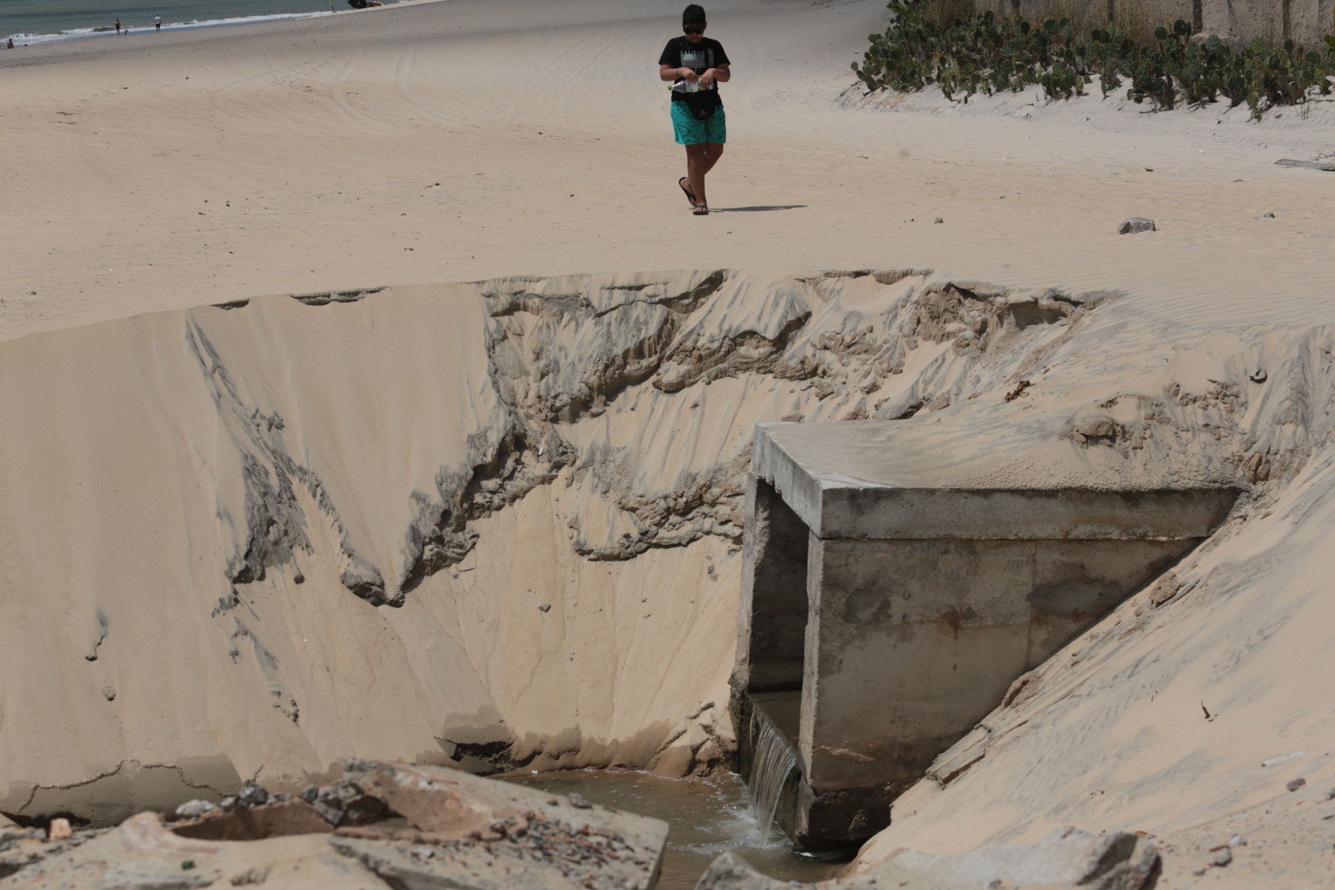 Praia do Cumbuco apresenta eros&atilde;o, desn&iacute;vel da areia e galerias pluviais com restos de lixo 