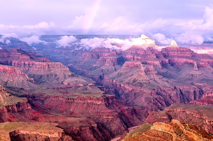 Grand Canyon (EUA) - Formação geológica no Arizona, com camadas de rocha vermelha, esculpida ao longo de milhões de anos. O cânion tem, em média, 16 km de largura ao longo de 445 km. Sua profundidade máxima é de 1.829m. Grande parte da área é um parque nacional, com corredeiras de águas bravas do Rio Colorado. 