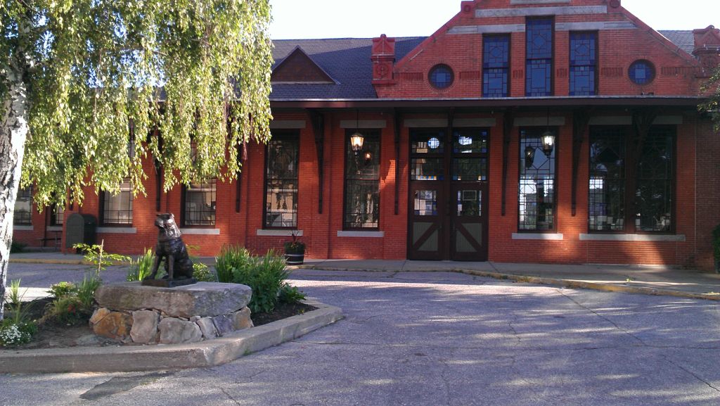 A razão para Rhode Island homenagear Hachiko está no fato de o filme Sempre ao seu lado ter sido rodado neste estado americano. 