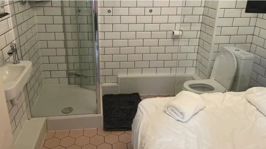 Em  julho de 2023, por exemplo, um turista americano passou por uma decepção que repercutiu na internet.  O professor David Holtz esperava um quarto confortável, mas ficou surpreso ao descobrir que o espaço era na verdade um banheiro com uma cama. 